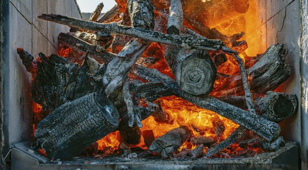 Tid för biokol-milor i skogarna 2021 5 Tillverkning av biokol i en mobil kolmila från Tigercat.