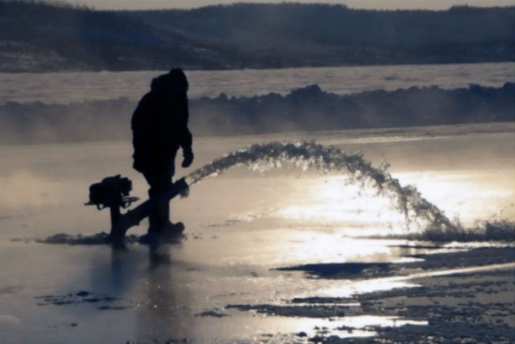 Isvägar - risker och möjligheter 7 Genom att borra hål i isen och pumpa upp vatten kan man förstärka en is