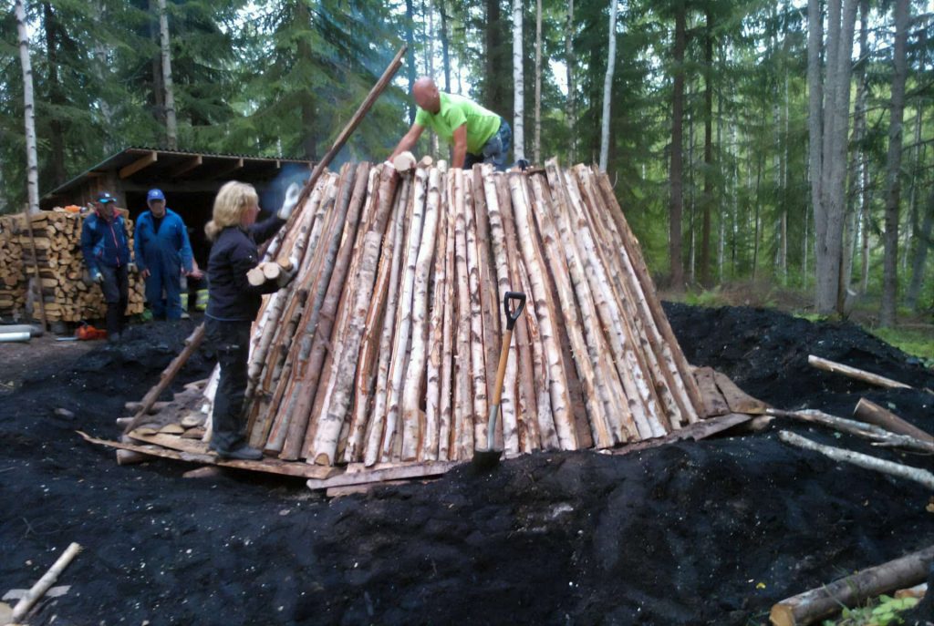 Tid för biokol-milor i skogarna 2021 6 En klassisk kolmila som tillverkar kol i skogen. Numera kallas träkolet som tillverkats i urminnes tider för biokol