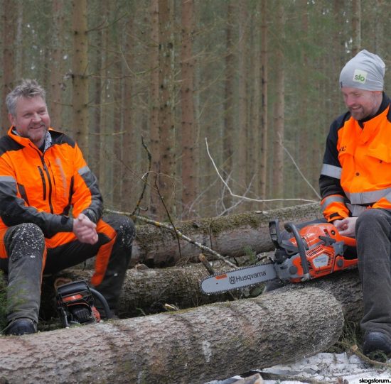 En skogspodd som står ut 4 Skogsfredag är en podd där Fredrik Reuter och Torbjörn Johnsen poddar varje fredag