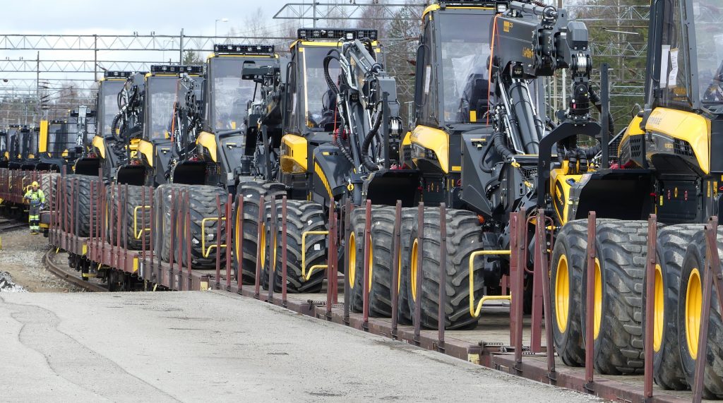 Skogsmaskiner 2020– Ponsse årsbokslut 6 En lång rad skogsmaskiner från Ponsse lastade på tåg för leverans