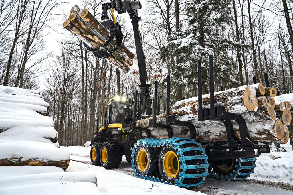 Skogsmaskiner 2020– Ponsse årsbokslut 9 En av ponsses skogsmaskiner lastar av stockar