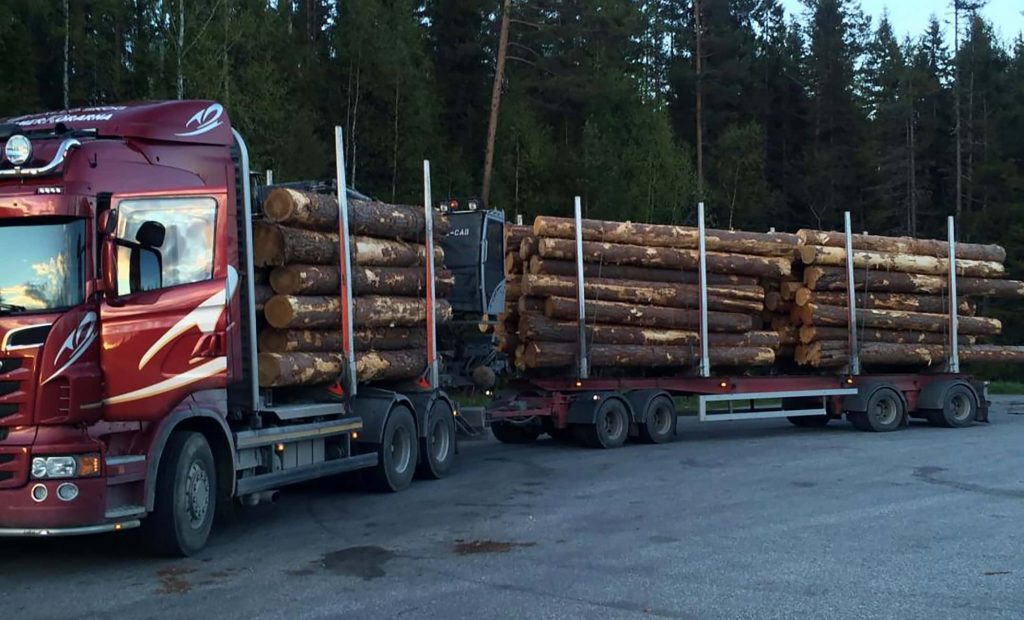 Stora Enso skapar lock-down på skogsmaskinsmarknaden 6 En timmerbil med 40 kubikmeter talltimmer