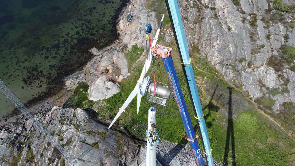 Vindkraftverk av trä minskar CO2-utsläpp med 90% 6 Fågelperspektiv när ett vindkraftverk monteras. Här monteras generatorn i toppen av trästommen.