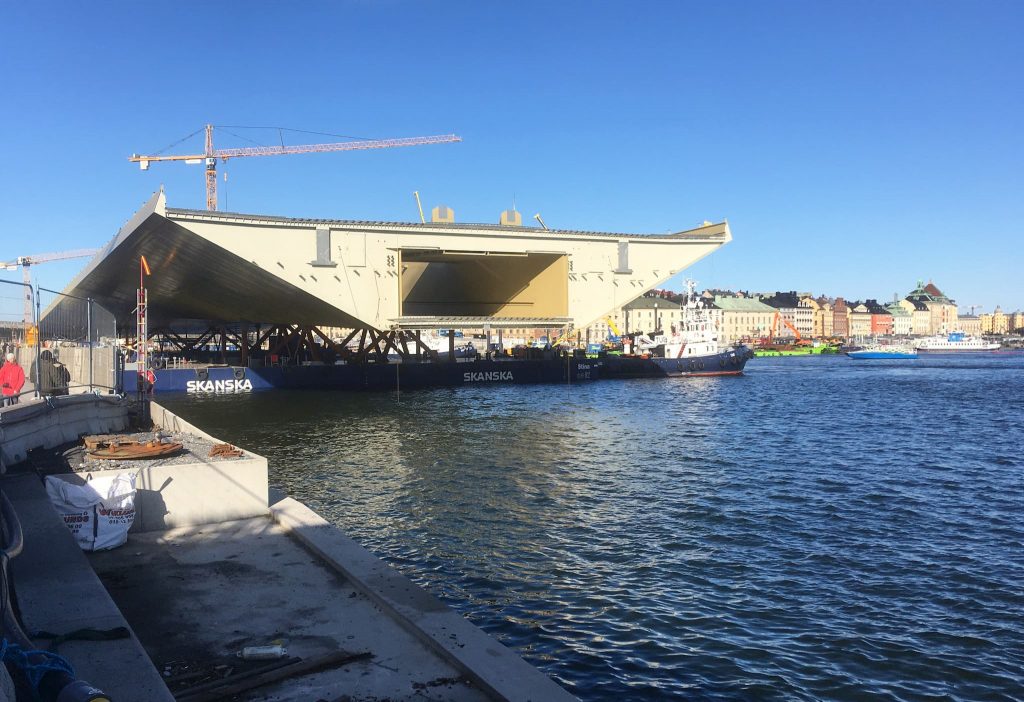 Guldbron under transport till Slussen, klicka på bilden för att förstora. Guldbron Slussen Stockholm DN