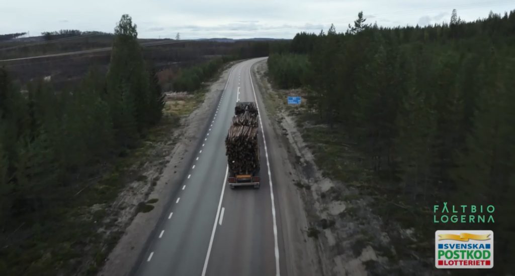 Postkodlotteriet 2021-- höga spel med grannarna-- på brända granar 6 Skärmklipp från video som visar att också Fältbiologerna drar in pengar på spel som Postkodlotteriet.