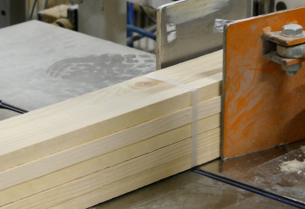 Ölmstad Träförädling hyvlar virke från 30 sågverk 14 bundning av läktpaket vid Ölmstad Träförädling