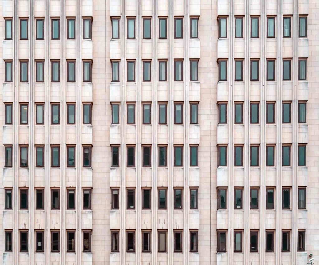 Skogsägarens ställning hotad av fler administrativa system. Symbol för byråkrati en myndigetsfasad som kan försämra skogsägarens ställning.