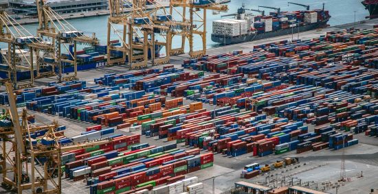 Containerkris trots många containers på bilden