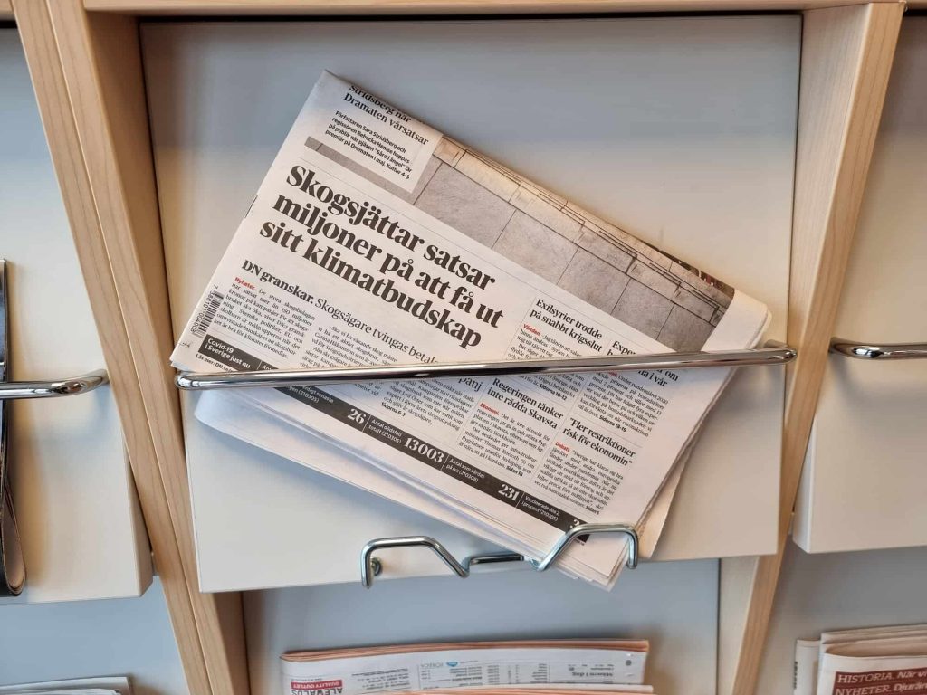 Fakta om skogsbruket 2021 — jämförs gran- och tallkottar? 5 DN i pappersformat på ett bibliotek i Sverige som beskriver sin fakta om skogsbruket.