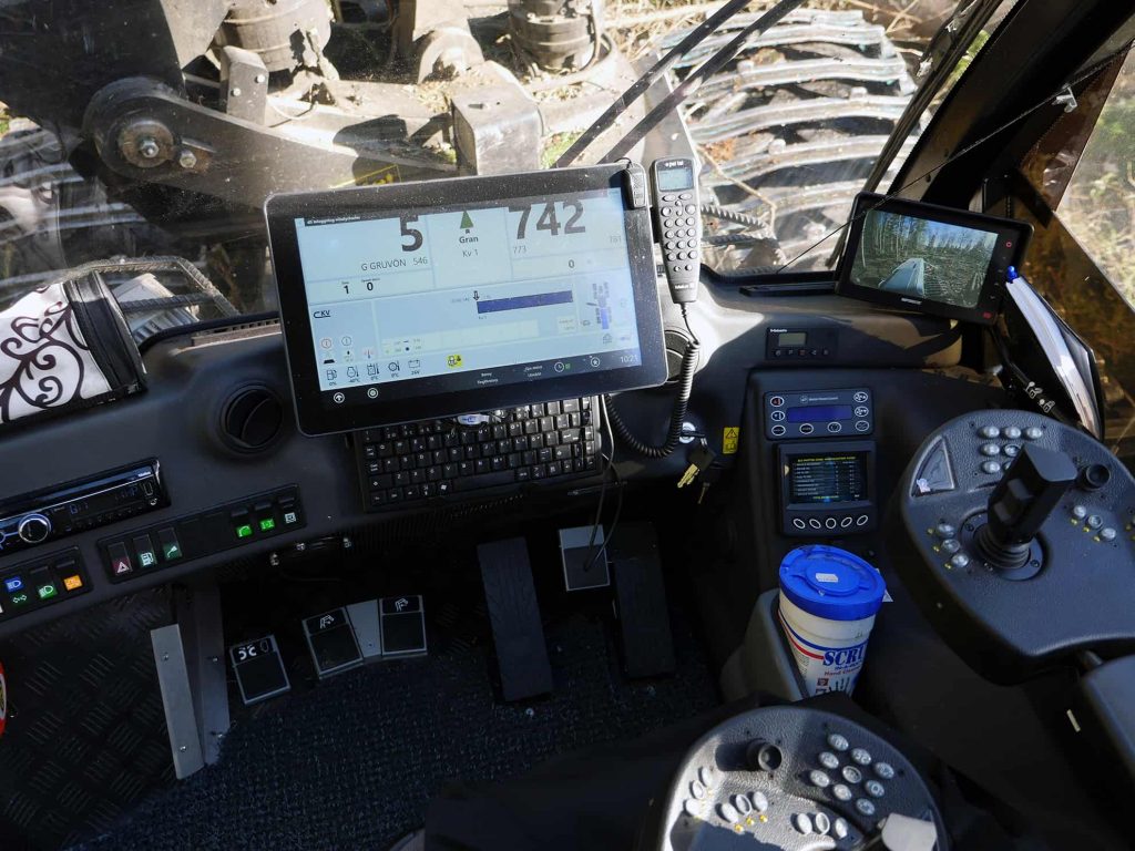 Från apteringsdatorn som syns i mitten så genereras HPR filer. Inifrån en hytt i en skördare. I mitten syns apteringsdatorn som genererar HPR filer