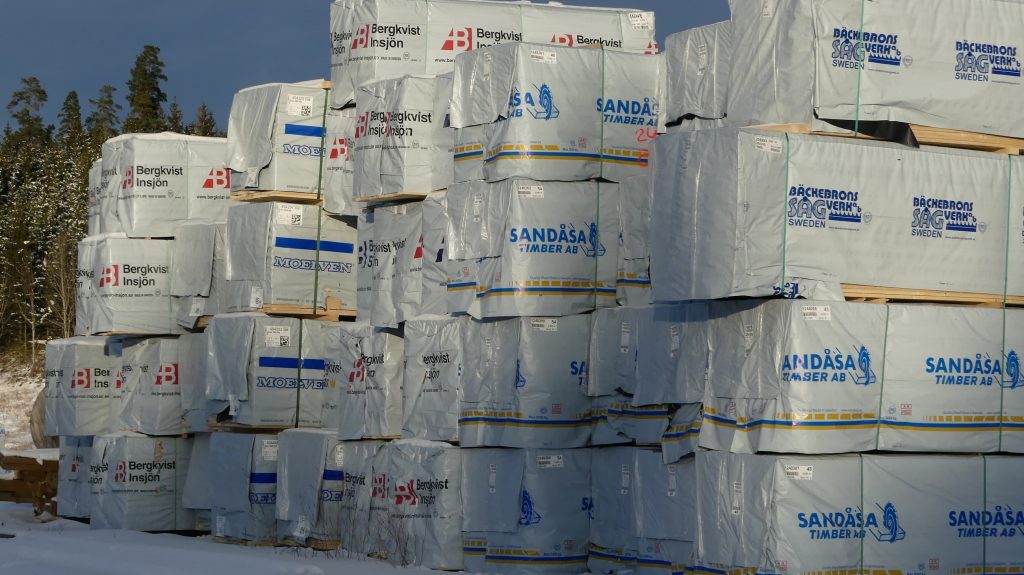 Ölmstad Träförädling hyvlar virke från 30 sågverk 6 virkespaket från många olika sågverk på Ölmstad träförädlings vedgård