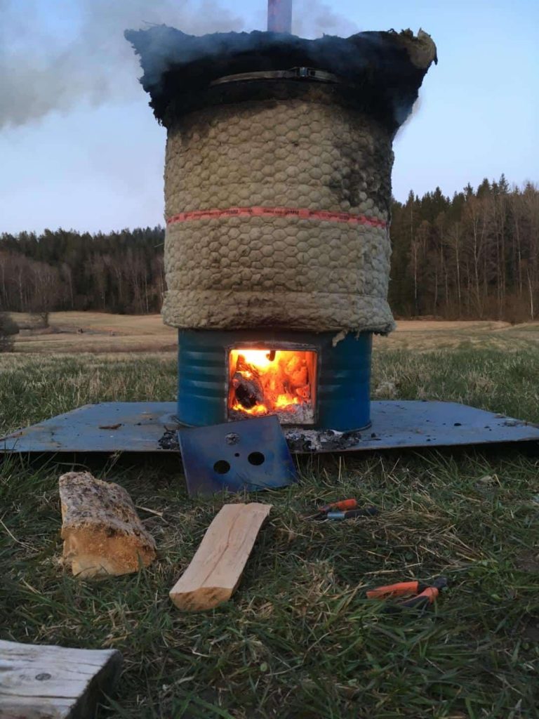 Skanska satsar på mobil tillverkning av biokol 6 Oljefat som biokolpanna i fullt tillverkningsläge. Över 50 grader Celsius