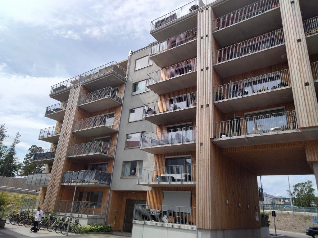 Känsligt läge kontra träbygg — maxvinst 2021, marknadsandelar eller visst ansvar för nyval? 6 Träbygg-fasad