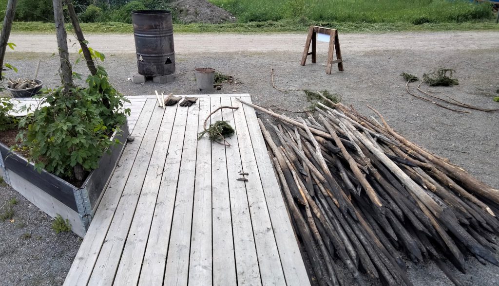 Beständigt trallvirke efter trävaruboomen 2021? 9 Impregnerat-trallvirke-gärdsgårdstör