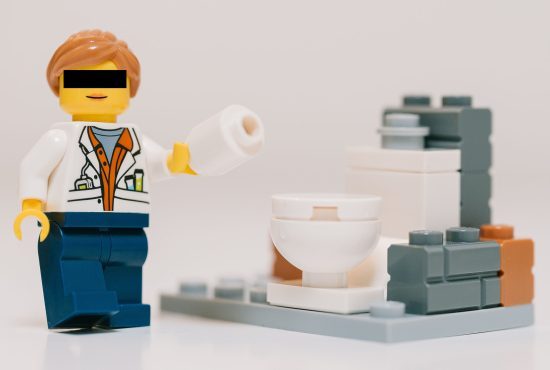 En massapolitruk i form av Lego