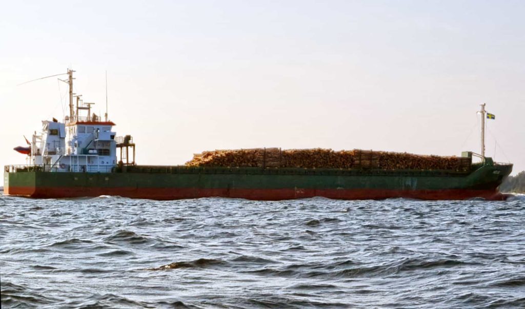 Sveaskogs ekonomi ett redovisningsmässigt och etiskt moras 2022 9 Båt med importerad massaved från Baltikum