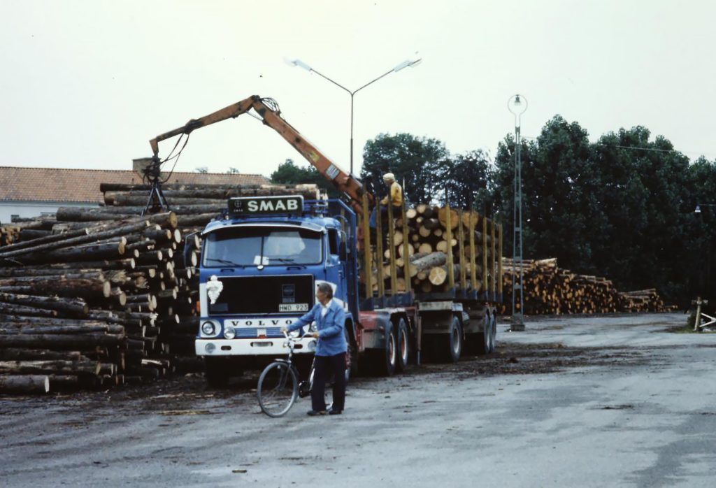 Samhällskontraktet i skogen - industrins gräddfil utmanas efter 100 år? 6 En nostalgibild från 1980-talet. En timmerbil som lastar virke.
