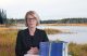 Regeringens budget 2023 med Elisabeth Svantesson och våtmarker i bakgrunden.