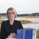Regeringens budget 2023 med Elisabeth Svantesson och våtmarker i bakgrunden.
