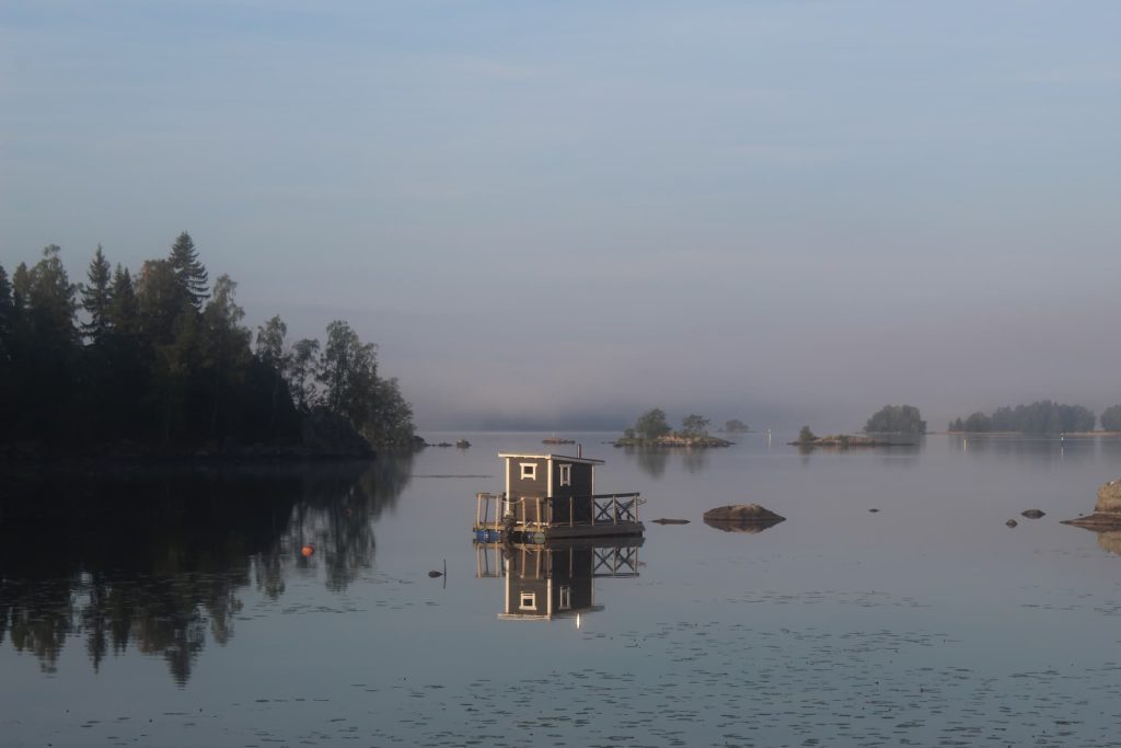 Kolsänkan kollapsar i Finland men frodas i Sverige? 6 En bastu på en flotte i Finalnd