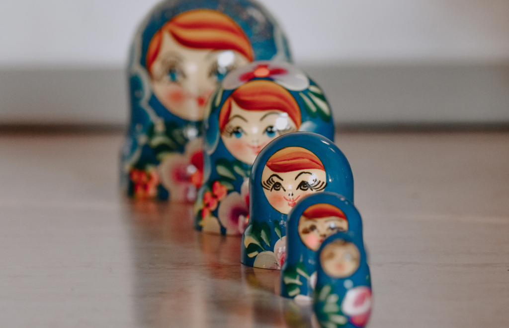 Avverkningsminskning i Sverige, hur ska det gå till? 7 Matryoshka-dockor som symboliserar lager på lager vid dagens ehandel.