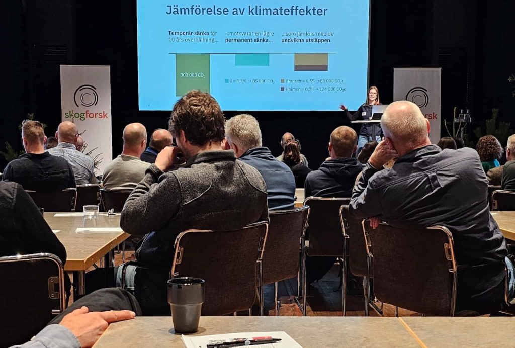 Hållbarhet i skogen borde inte vara barnförbjuden 5 Ett skogligt seminarie, här med en presentation om hållbarhet