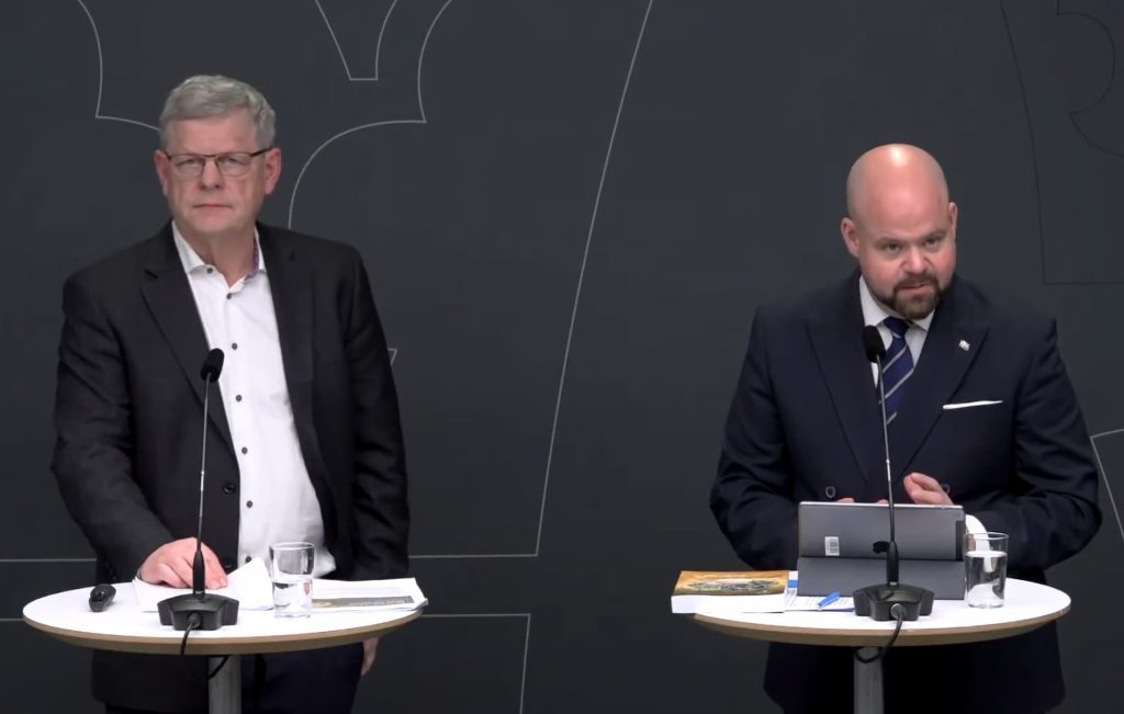 En robust skogspolitik i en allt mindre robust verklighet 6 Göran Örlander och Peter Kullgren när skogsutredningen presenterades.