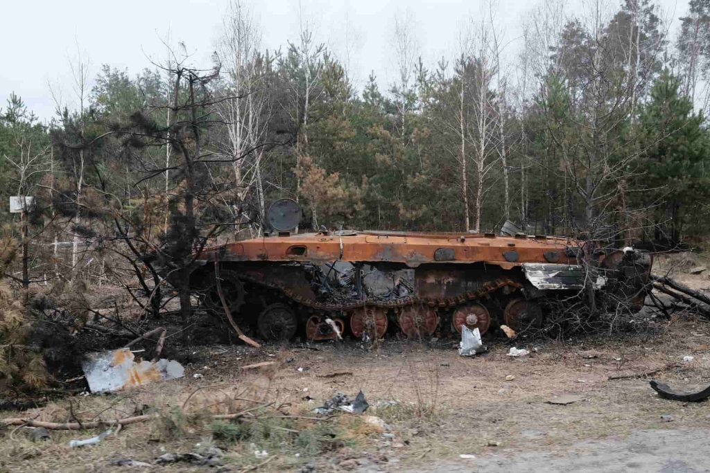 Skogsbruket vid krig — inte business as usual 5 Utbränd tank i ungskog i Ukraina