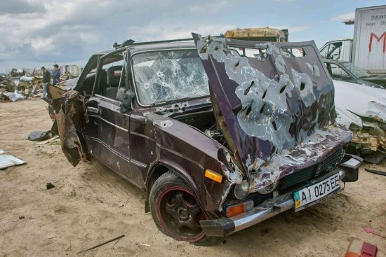 Krig i Ukraina, sönderskjuten privat bil.