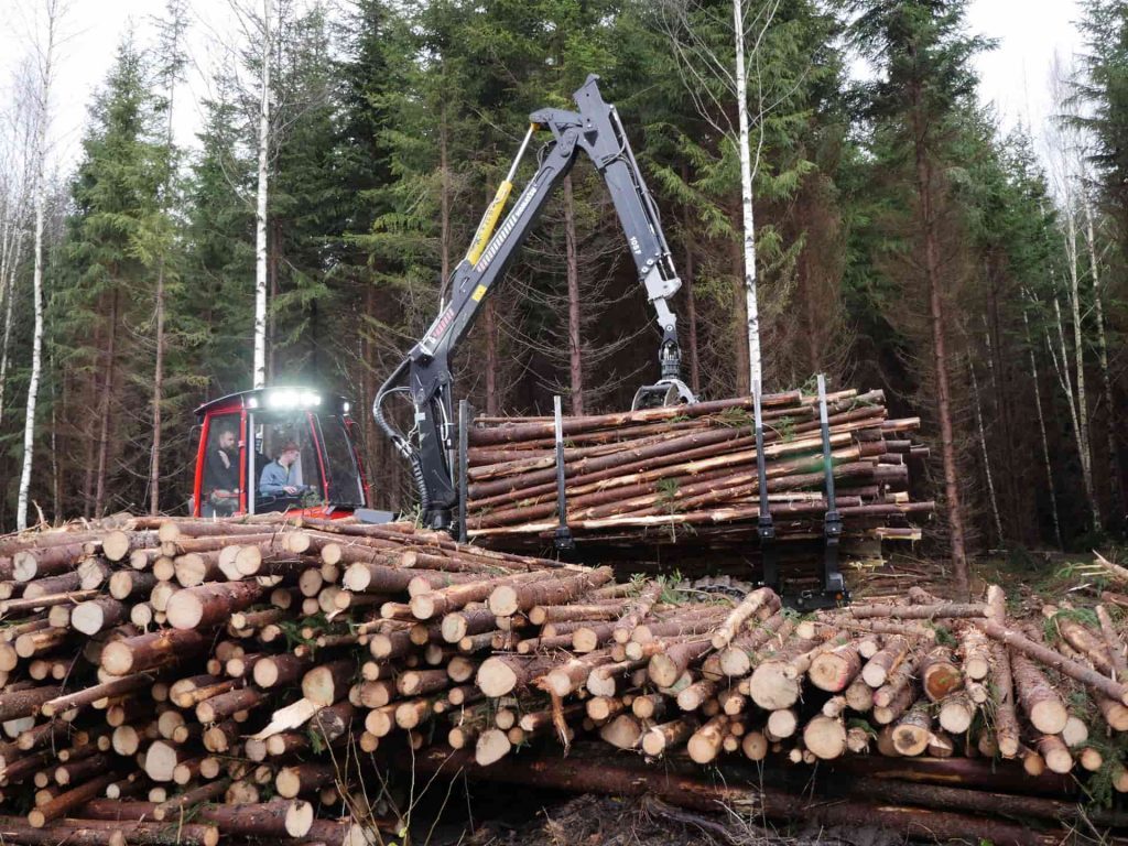 Ska skogsägare betala massabruken för att ta emot veden 2026? 7 Skotare som lastar av virke från gallring utförd av skogsägare